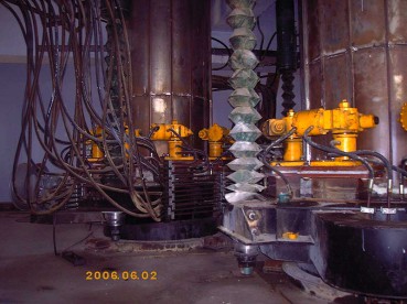 Electrode system lift cylinders on both sides